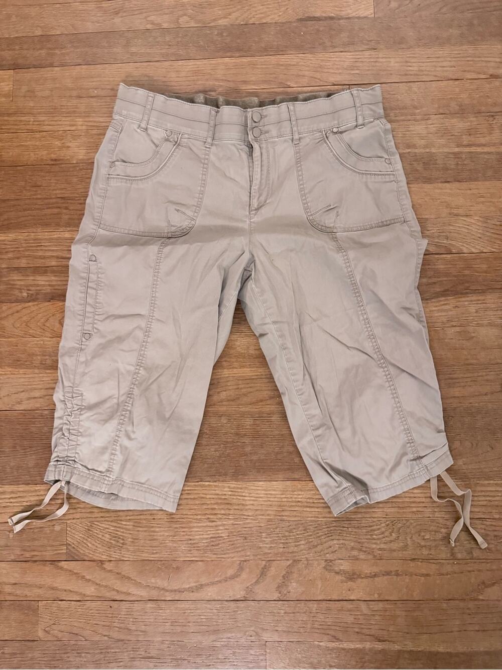 Gloria Vanderbilt Women's Khaki Cargo Capris - Size 12
b81